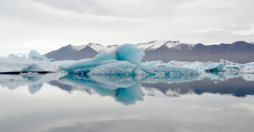 Glacier Lagoon icebergs on shore